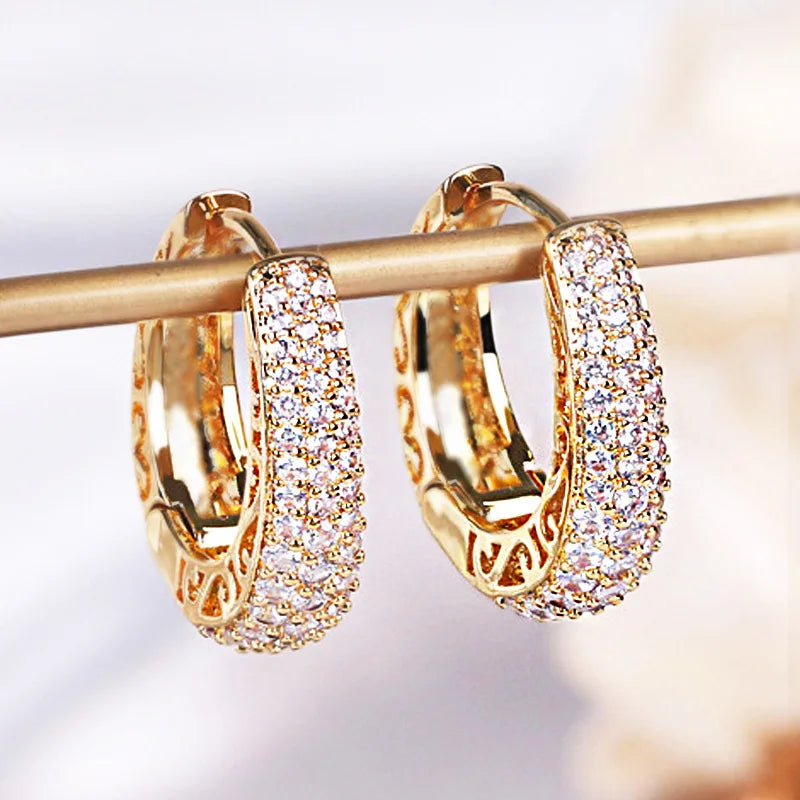 Huitan Orecchini a cerchio color oro cavo per le donne Pavimentati Abbaglianti CZ Pietra Orecchini a cerchio femminili alla moda di lusso Gioielli di dichiarazione