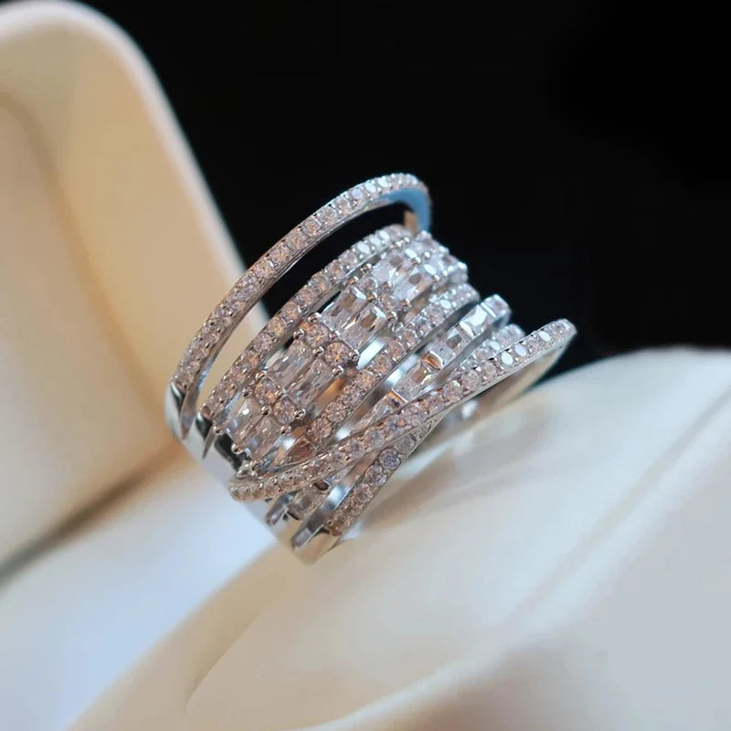 Huitan Bague multicouche en zircon brillant pour femme, bijoux de luxe pour mariage, accessoires de doigt larges et magnifiques pour femme