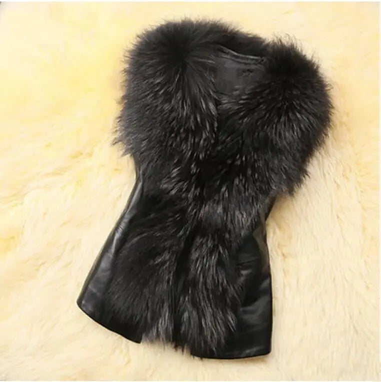 Nuove donne di inverno gilet di pelliccia femminile gilet di pelle PU 2026 nuove signore in pelle PU splicing collo di pelliccia di volpe sintetica giacca senza maniche