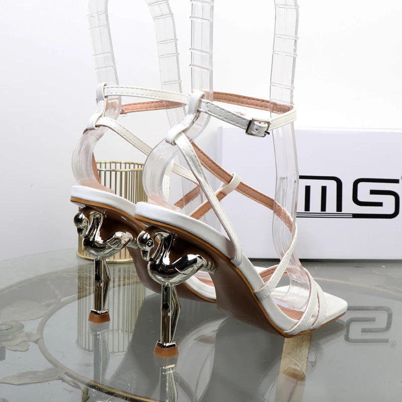 Nell'estate del 2025 sandali sexy scarpe col tacco alto sandali da esterno stile strano di grandi dimensioni moda scarpe eleganti con tacco da donna