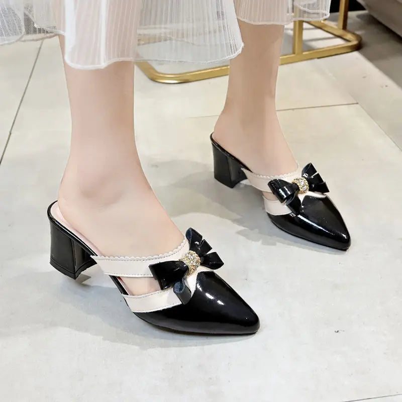 Pantofole da donna e sandali da donna Gioielli Estate 2025 Ciabatte con cristalli Scarpe a punta Ciabatte con tacco nero Rhenstone con fiocco Y
