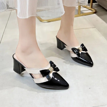 Pantofole da donna e sandali da donna Gioielli Estate 2025 Ciabatte con cristalli Scarpe a punta Ciabatte con tacco nero Rhenstone con fiocco Y