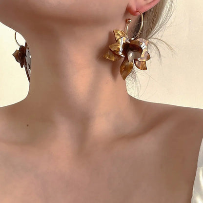 Orecchini a forma di petalo acrilico in metallo a forma di C Orecchini a bottone personalizzati in stile europeo americano Accessori da viaggio per ragazze da donna