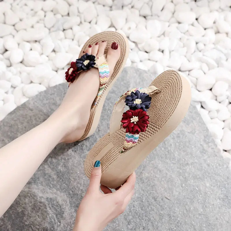 Estate nuovi sandali 2025 infradito pantofola da spiaggia con comode pantofole piatte carine alla moda per le donne piattaforma calda