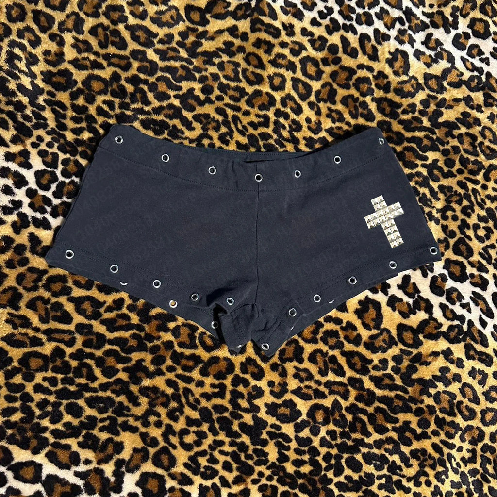 Shorts in stile gotico grunge, moda americana Y2K, design con borchie, shorts hip hop, abbigliamento da strada, pantaloni punk, pantaloni corti alla moda, pantaloni retrò unici, stile emo punk.