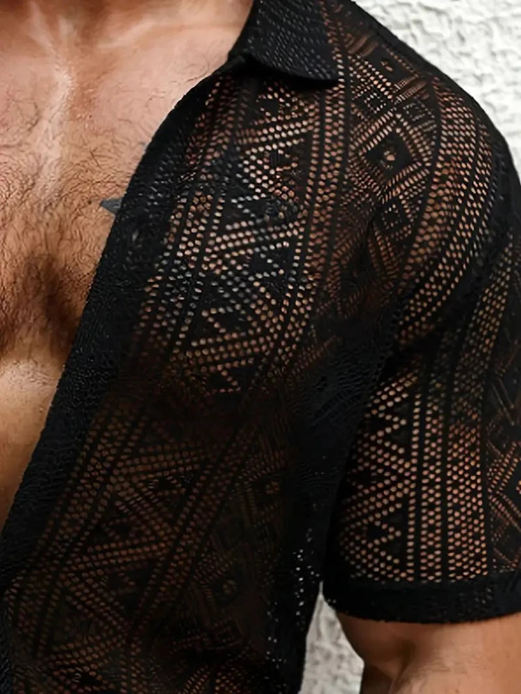 2025 Camicie a rete da uomo alla moda estiva Elegante camicia a maniche corte scavata in rete da uomo per le vacanze Top cardigan in pizzo trasparente sexy