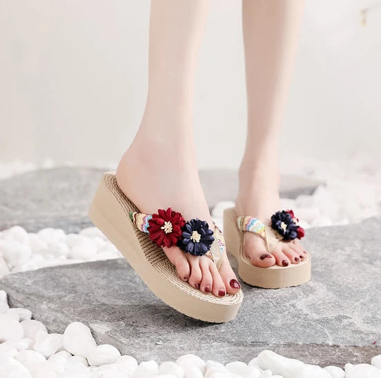 Estate nuovi sandali 2025 infradito pantofola da spiaggia con comode pantofole piatte carine alla moda per le donne piattaforma calda