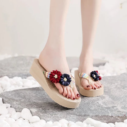 Estate nuovi sandali 2025 infradito pantofola da spiaggia con comode pantofole piatte carine alla moda per le donne piattaforma calda