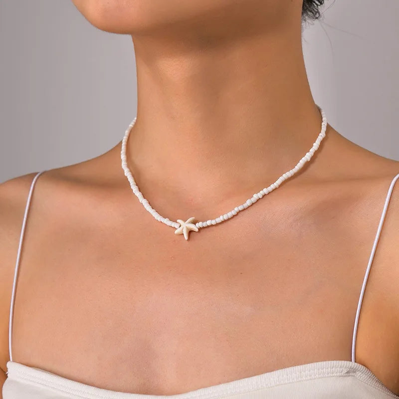 Collana con ciondolo stella marina con perline di riso bohémien per donna, fatta a mano, perla d'imitazione, girocollo con perline colorate, gioielli da spiaggia estiva