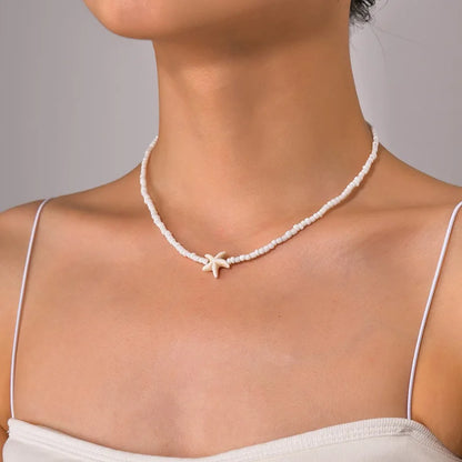 Collana con ciondolo stella marina con perline di riso bohémien per donna, fatta a mano, perla d'imitazione, girocollo con perline colorate, gioielli da spiaggia estiva