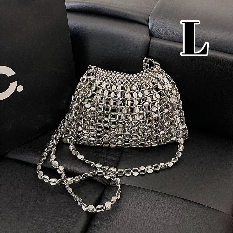 Borsa a tracolla intrecciata con perline fatta a mano di lusso francese leggera Borsa a tracolla versatile cava con design estivo in metallo 2025 per donna