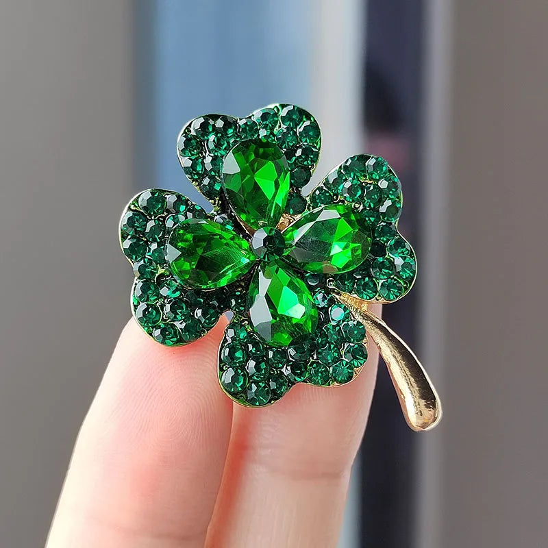 Verde Rosso Cristallo Strass Quadrifoglio Fiore Spille Spille Spille Gioielli Accessori di abbigliamento Spilla per le donne 2024