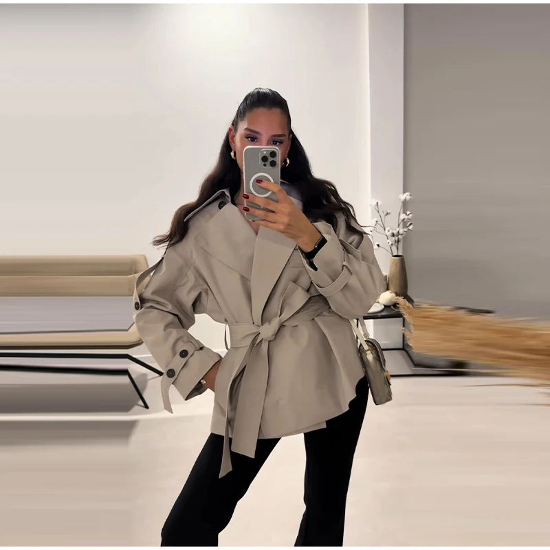 Trench Coat Corto da Donna con Cintura, Collo a Risvolto, Maniche Lunghe, Oversize, Antivento, Primavera-Autunno 2026