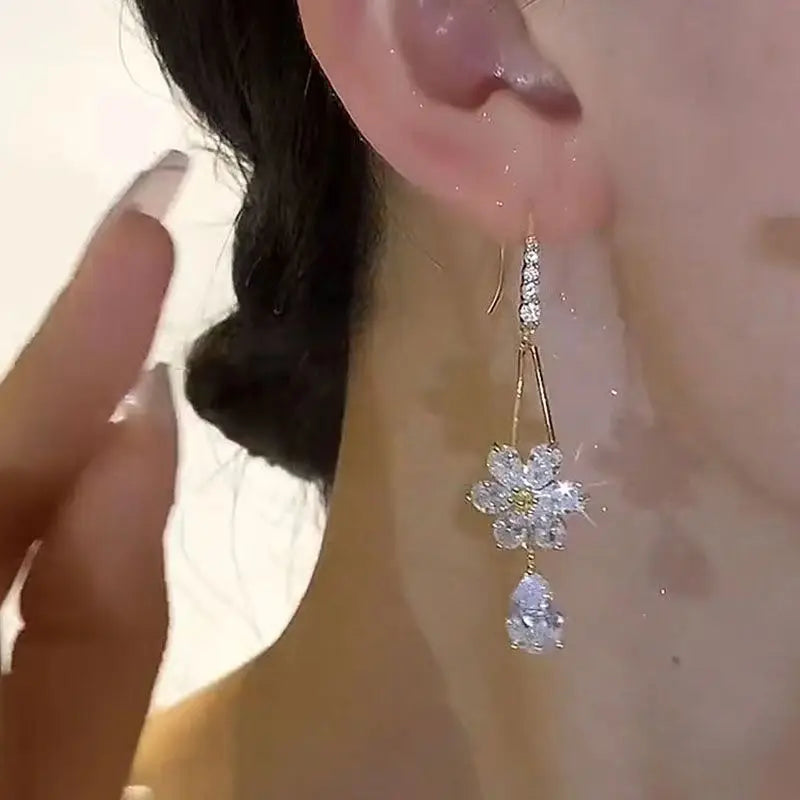 Orecchini lunghi con nappa con fiocco di neve con strass scintillanti per le donne Squisito orecchino a goccia con fiore in zircone di cristallo Gioielli natalizi