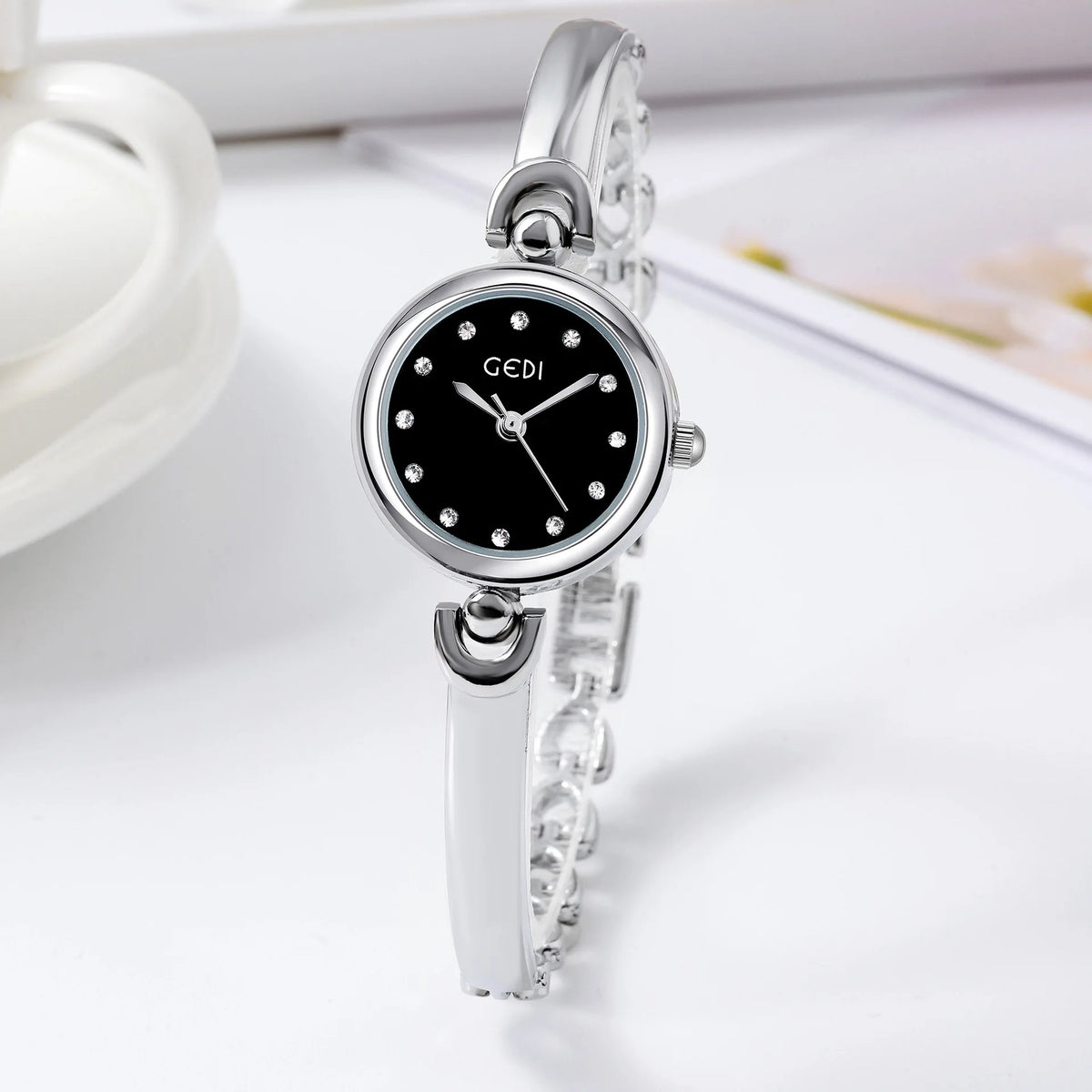 UTHAI W34 Orologio da polso da donna Luce di lusso Semplice squisito quadrante rotondo Orologio impermeabile Lady Fashion Orologi al quarzo coreani