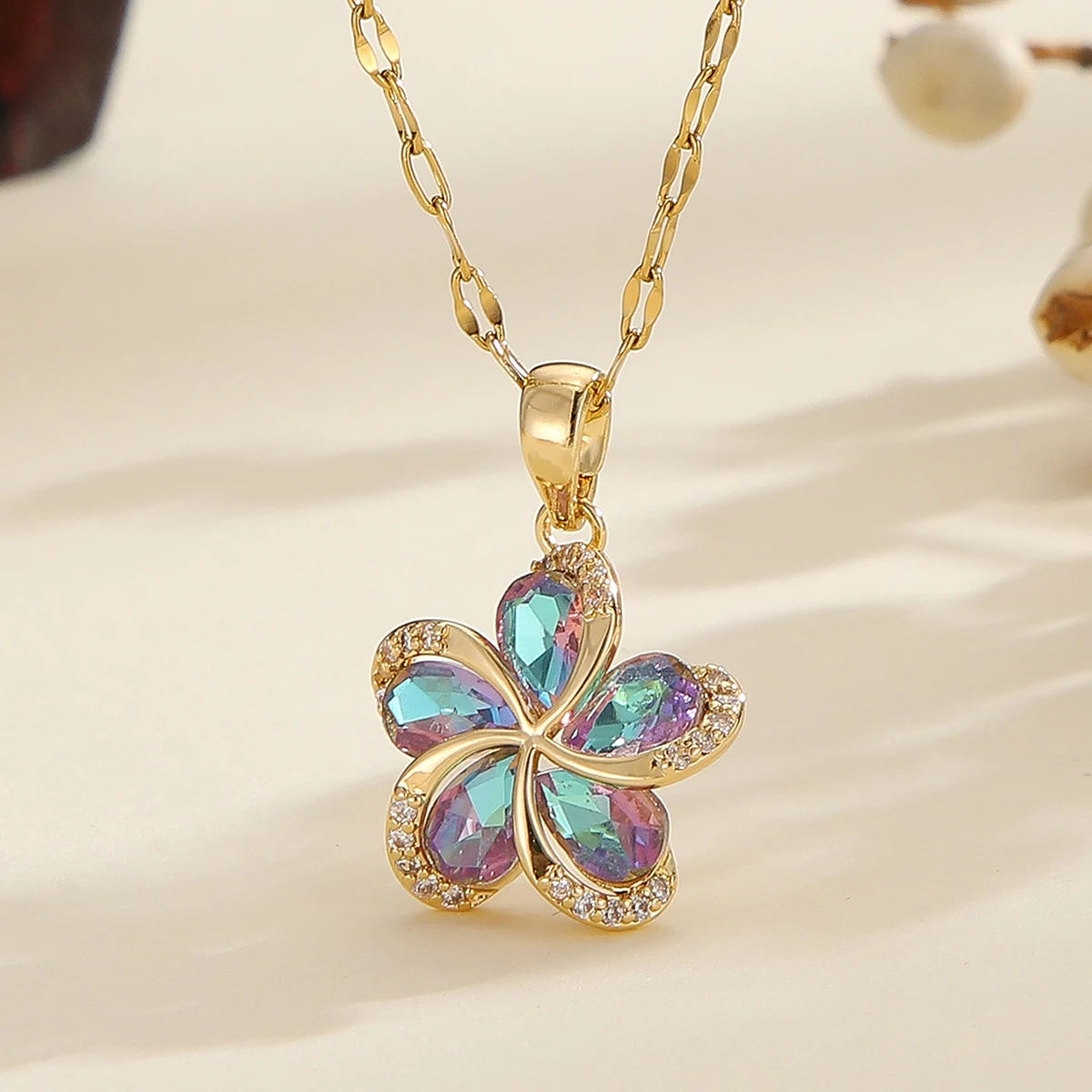DIEYURO Collana con ciondolo fiori in zircone verde in acciaio inossidabile 316L per le donne Nuovi regali di gioielli di compleanno con catena fortunata per ragazze di lusso