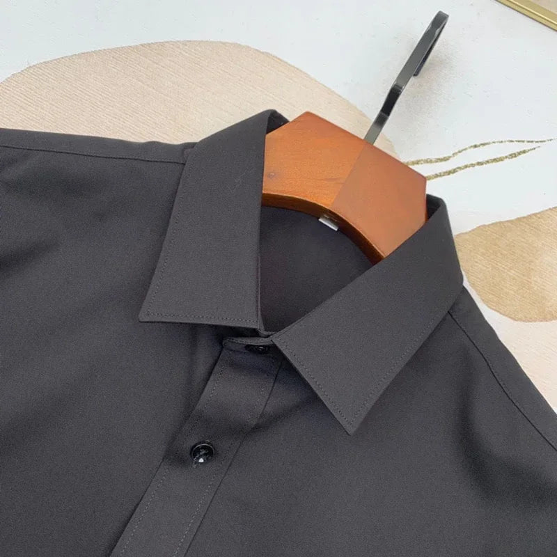 Nuova camicia a maniche lunghe primaverili e autunnali con risvolto, design alla moda, camicia di tendenza da strada avanzata con lettere di diamanti caldi e caldi