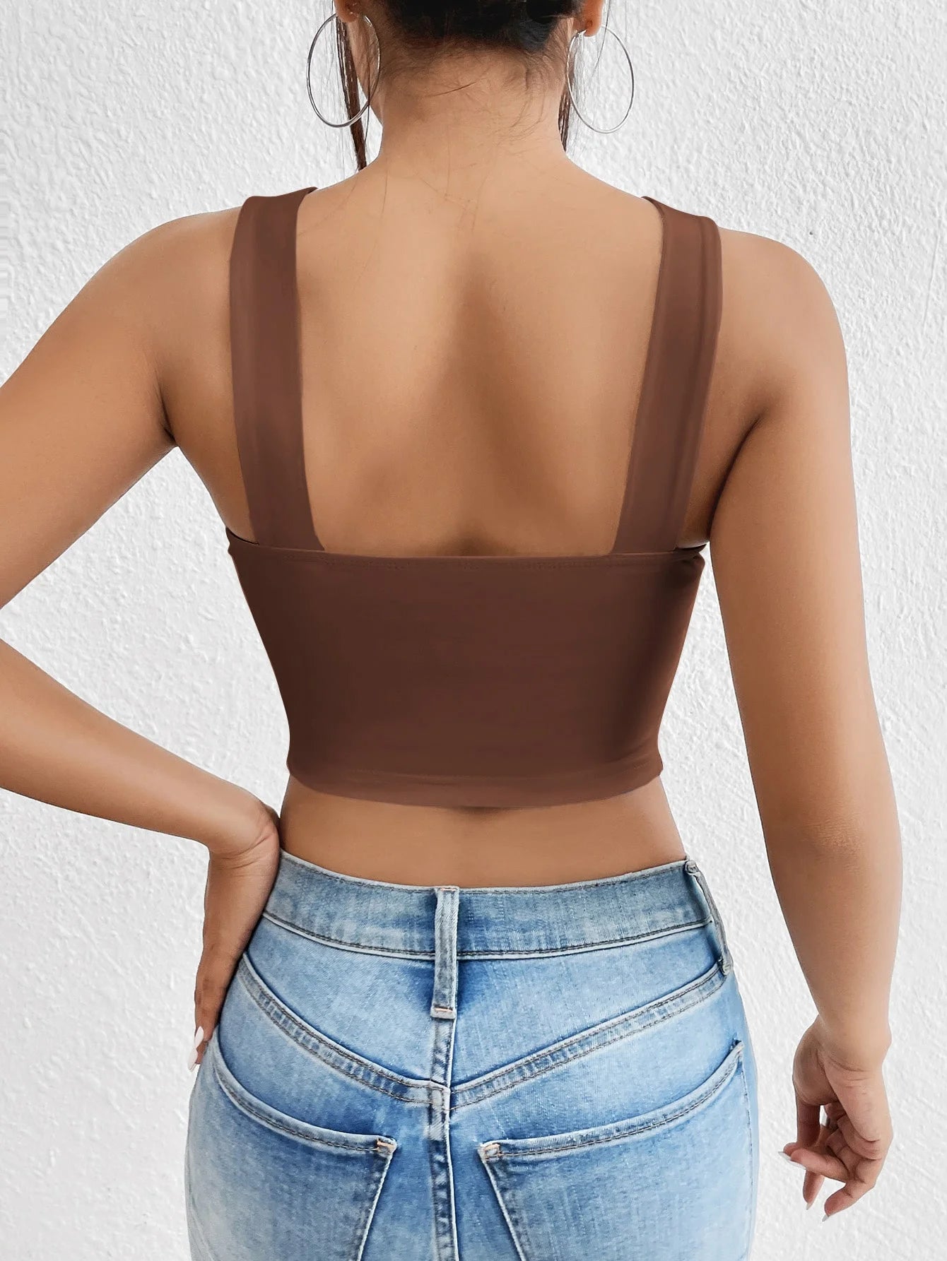 Ein neues, sommerliches, sexy Neckholder-Top, einfarbig, schlankmachendes, kurzes Neckholder-Top
