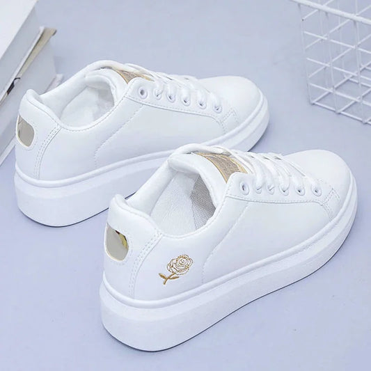 2025 Primavera ed estate Nuove scarpe da donna Scarpe casual stile sportivo ventilato in pelle Scarpe da tavolo Piccole scarpe bianche INS Low Top