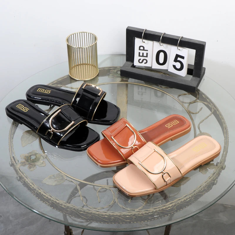 Pantofole da donna nell'estate 2025 con fondo piatto in metallo, nuova moda, punta quadrata, scarpe da donna con tacco basso all'aperto alla moda