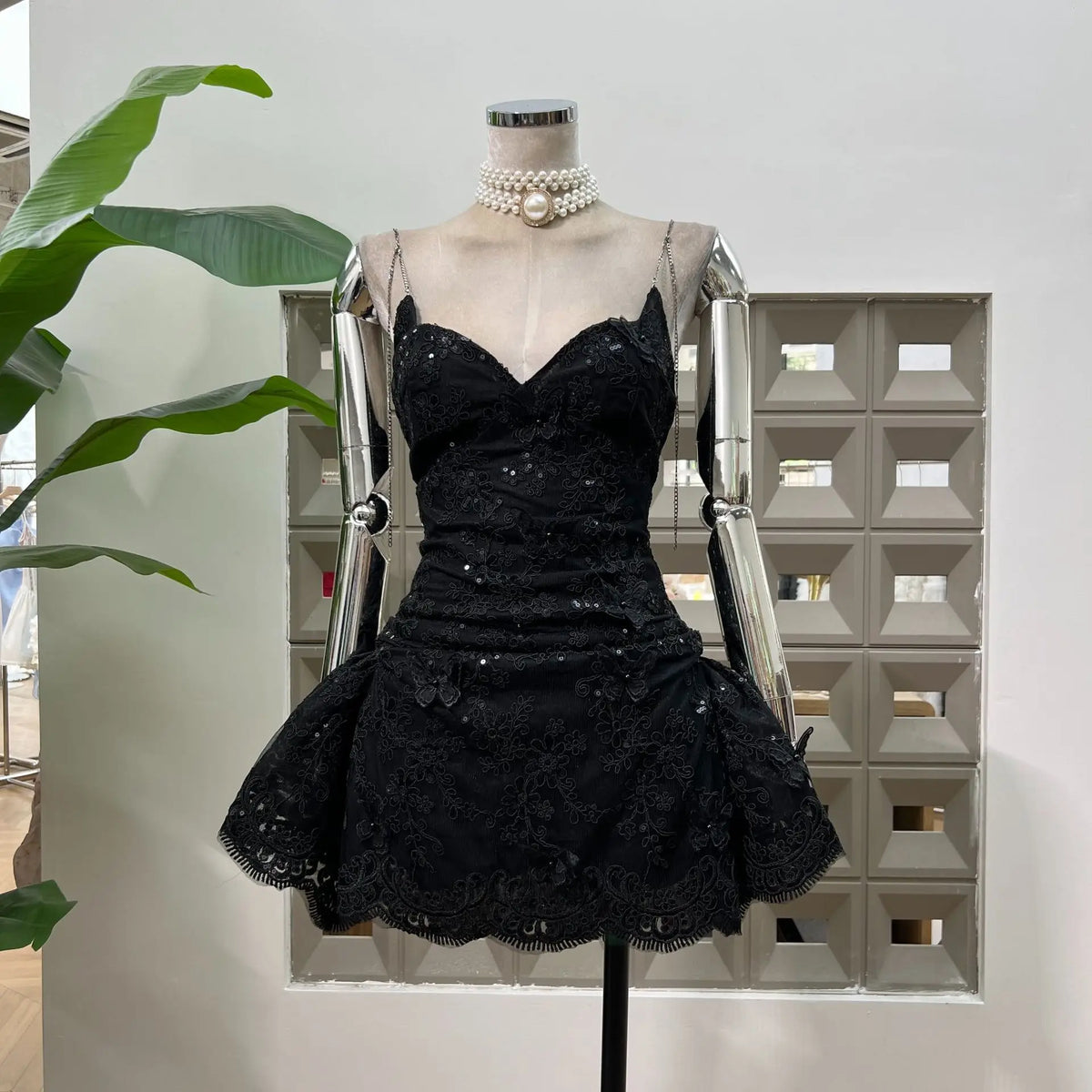 UMI MAO Abito sexy estivo Maglia con giunture Industria pesante Pizzo Catena di metallo Tracolla Abito di nicchia dal taglio basso
