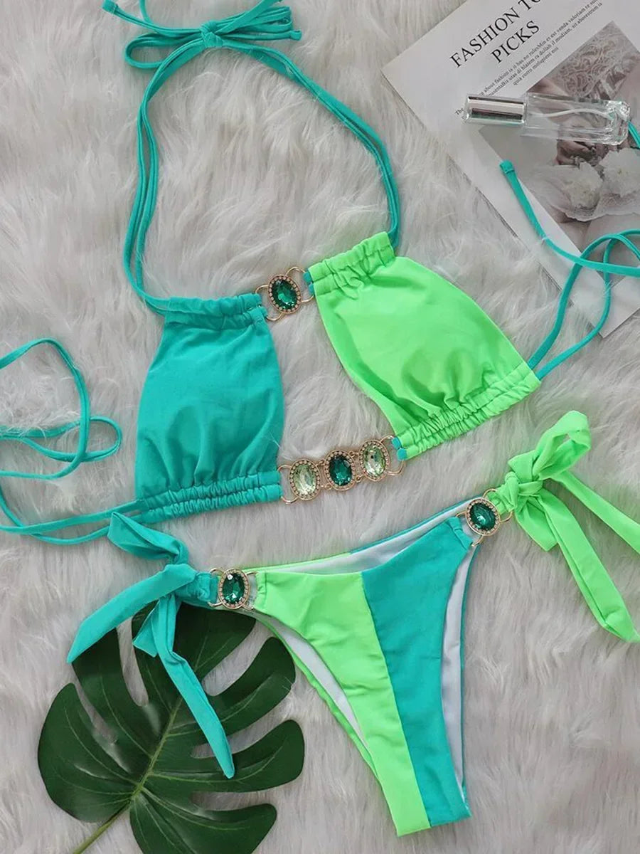 2026 Bikini da donna a due pezzi con scollo all'americana e inserti di diamanti, modello intagliato, costume da bagno da spiaggia