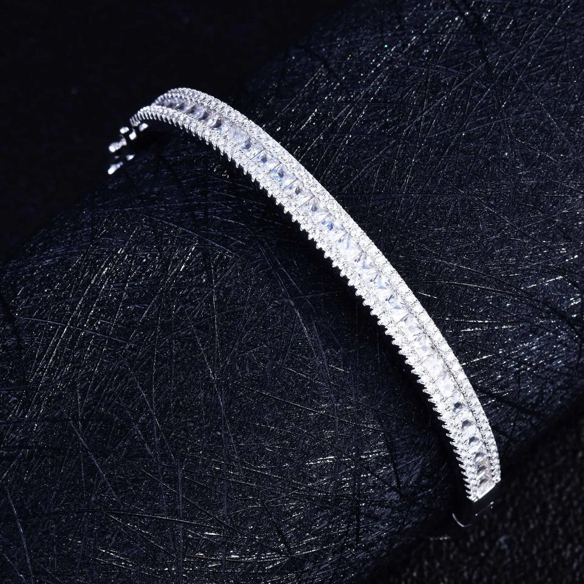 Bracelet manchette plaqué platine Zircone cubique Dégradé arc-en-ciel Cadeau de bijoux pour femme Anniversaire de mariage Bijoux de luxe