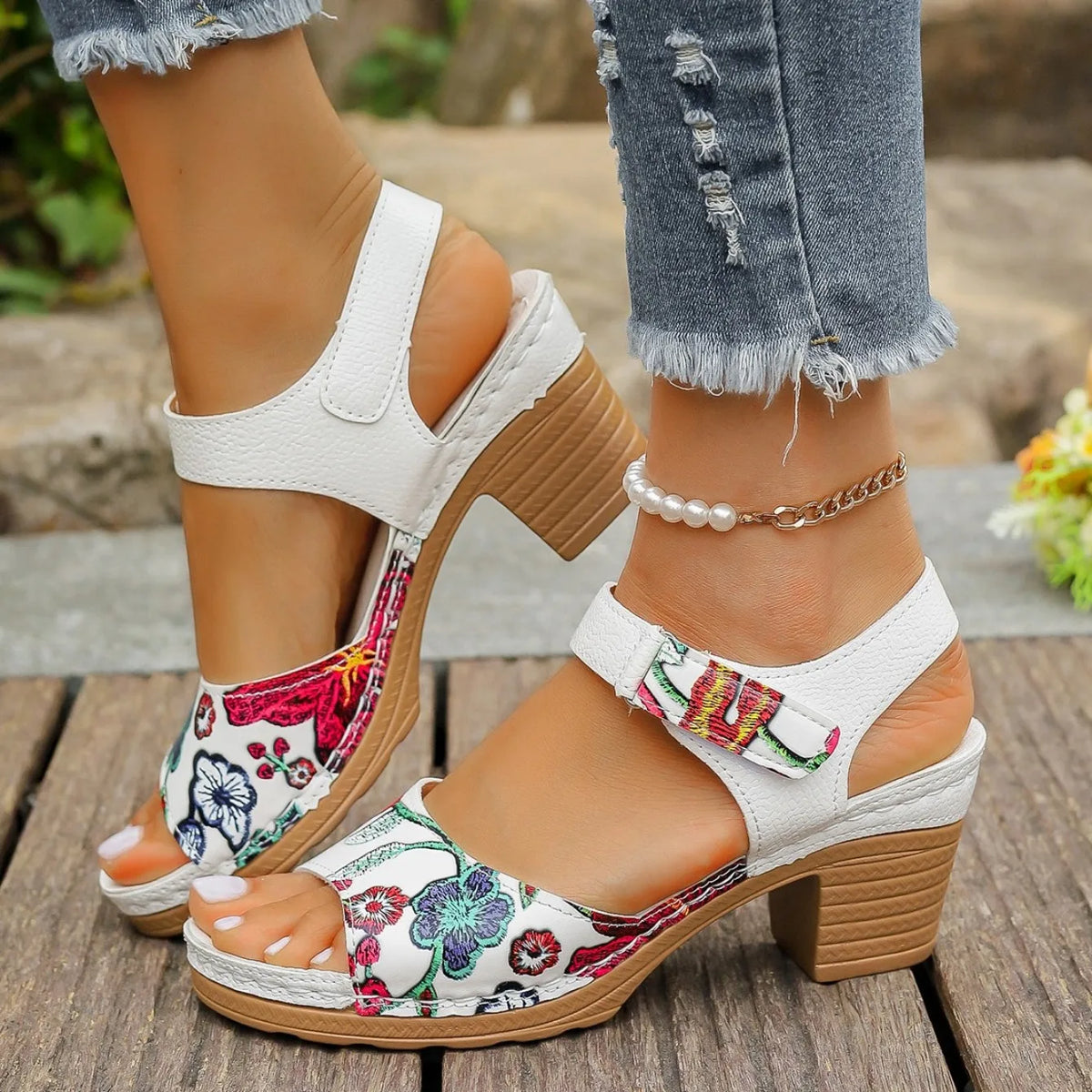 Sandali con plateau da donna 2024 estate sandali da spiaggia di nuova moda comodi sandali da esterno leggeri scarpe traspiranti per le donne