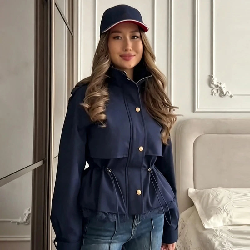 Giacca corta da donna con orlo in pizzo, colletto alto, spalline, chiusura a bottoni, vita regolabile con coulisse, giacca antivento da donna.