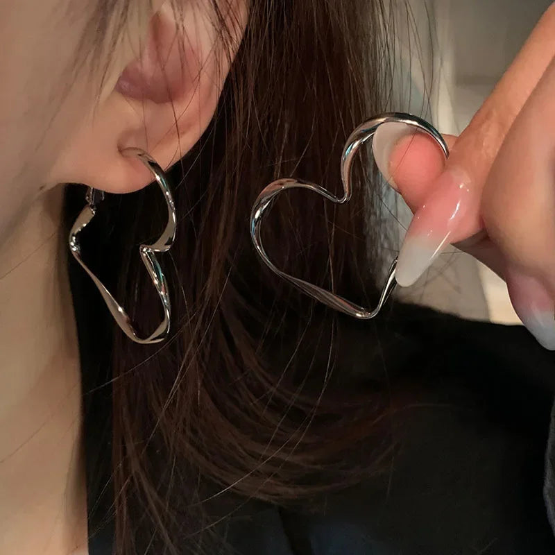 1 paio di orecchini a cerchio con ciondolo a forma di cuore cavo grande da donna, moda esagerata, design a forma di cuore, polsino per regalo di gioielli per ragazze