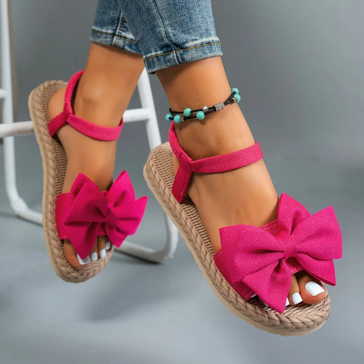 Sandali da donna 2024 nuovi sandali leggeri estivi moda spiaggia pantofole Casual papillon da esterno scarpe basse diapositive da casa donna