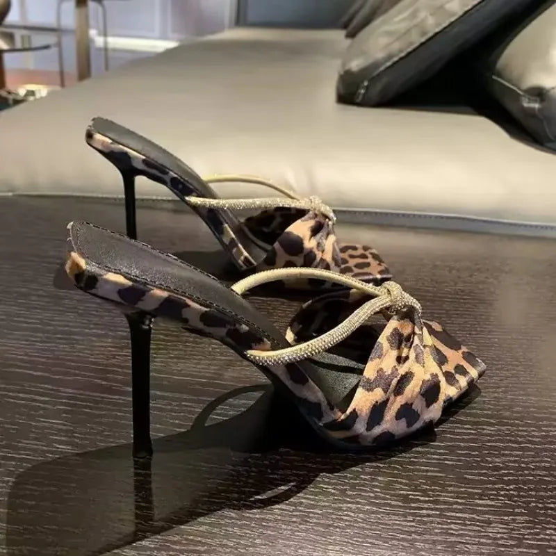 Pantofole da festa con tacco fine Estate Nuova testa quadrata in flanella di cristallo con cinturino fine Tacchi alti antiscivolo resistenti all'usura