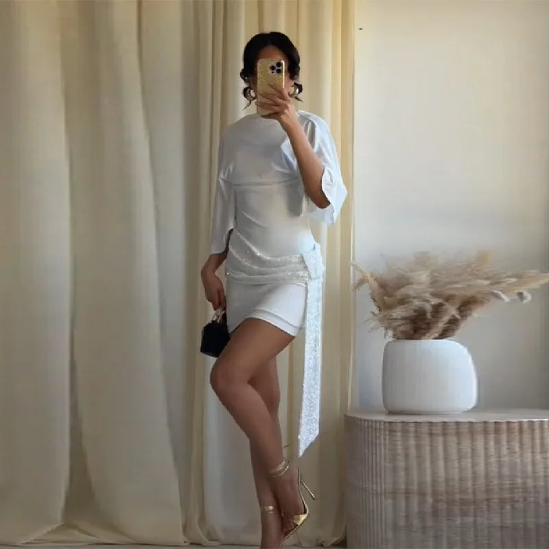 Elegante Mini Abito Bianco di Tendenza con Maniche a Pipistrello, Paillettes, Patchwork, Vita Arricciata e Laccetti, Vestito Aderente da Sera per Feste da Donna