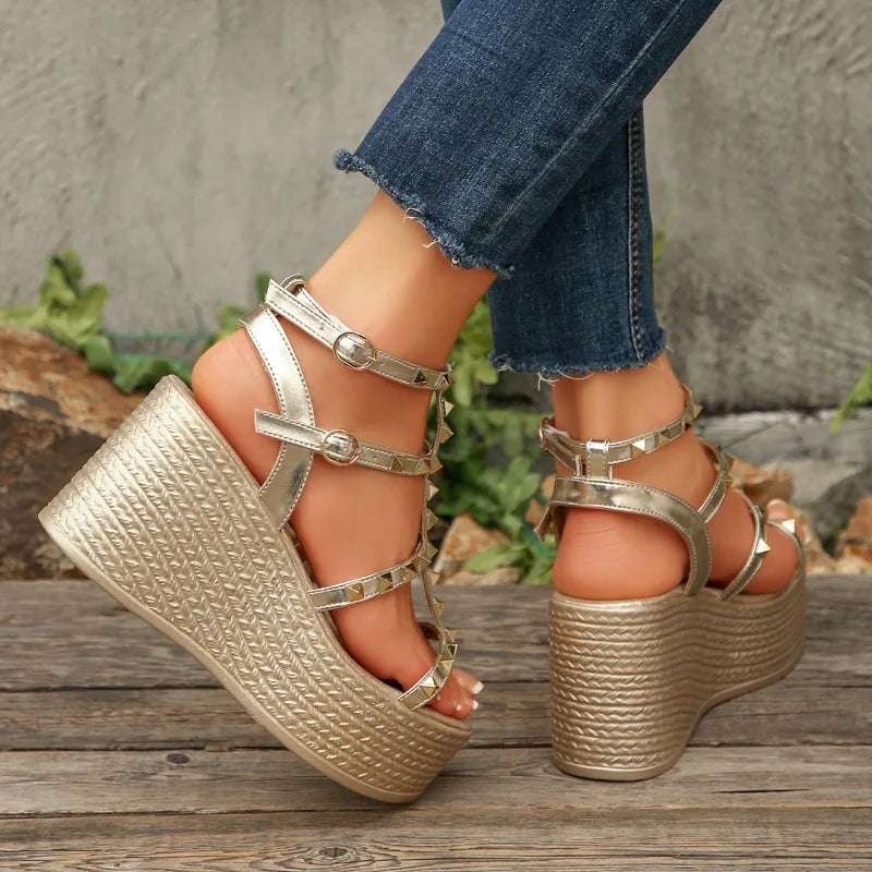 Damen Sandalen Sommer Neue Outdoor Strandsandalen Designer Freizeit Sandalen Bequeme Warme Flache Keilabsatz Damenschuhe