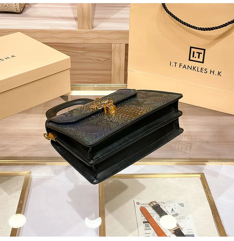 Borsa da donna leggera di marca di lusso per la primavera e l'estate 2025, borsa a tracolla di alta qualità del designer, borsa a tracolla alla moda,