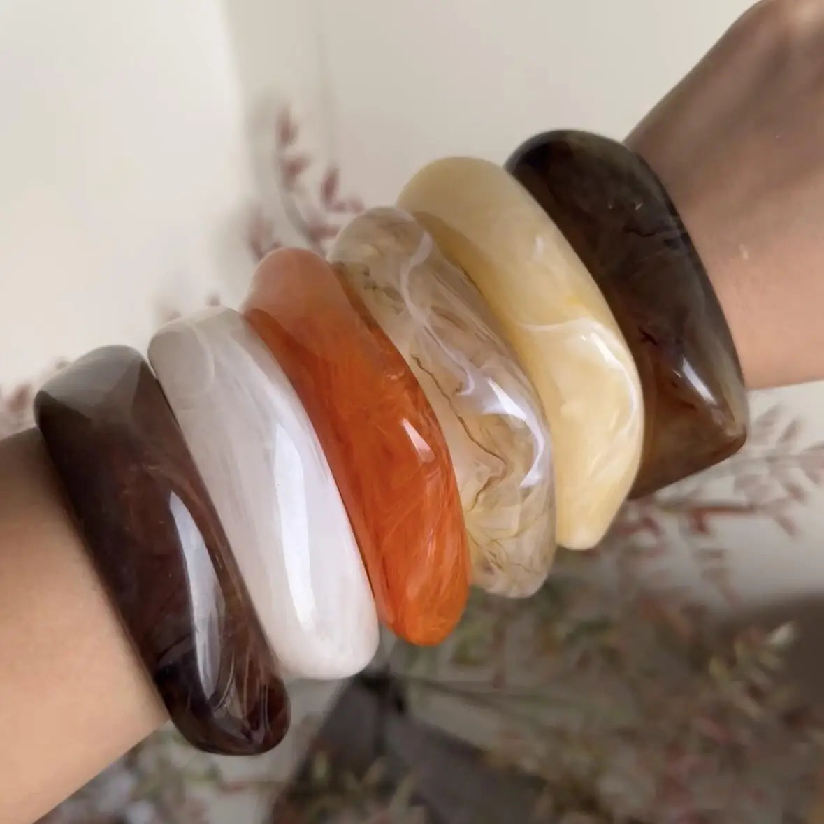 Braccialetti irregolari geometrici grandi acrilici vintage per le donne Braccialetti larghi in resina alla moda Braccialetti 2025 Gioielli di moda