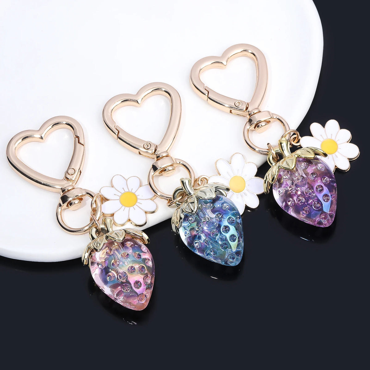 Simpatico portachiavi con ciondolo a forma di borsa con fragola, cuore Kawaii, fiore, margherita, portachiavi per donne, ragazze, borsa, ciondolo, accessori regalo