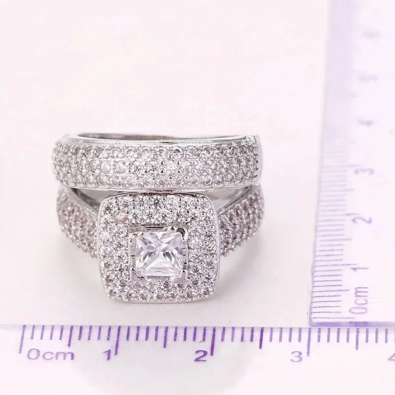 Anello di fidanzamento color argento sterling 925 Gioielli di moda romantici Set di castoni con zirconi cubici Decorazione per donne Ragazze all'ingrosso