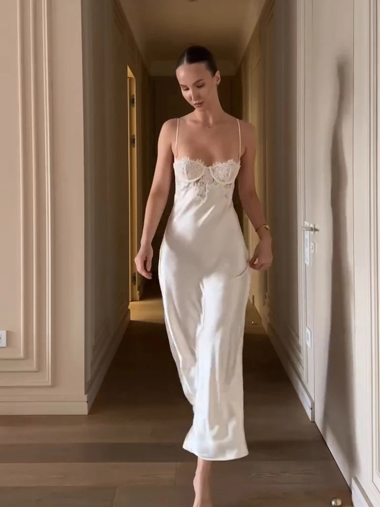 Abito in Raso con Spalline Sottili, Scollo a Cuore, Vestibilità Aderente, Collezione Primavera Estate 2026, per Banchetti e Feste, Lusso e Eleganza per Donna