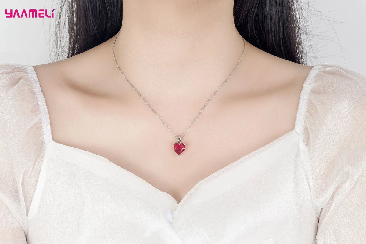 Set regalo di gioielli in argento sterling 925 pregiato per le donne Anello con collana pendente con orecchini Huggie con zirconi a forma di cuore romantico femminile