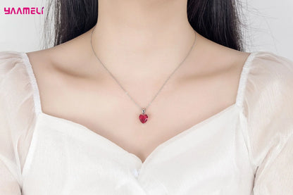 Set regalo di gioielli in argento sterling 925 pregiato per le donne Anello con collana pendente con orecchini Huggie con zirconi a forma di cuore romantico femminile