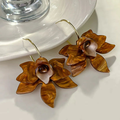 Orecchini a forma di petalo acrilico in metallo a forma di C Orecchini a bottone personalizzati in stile europeo americano Accessori da viaggio per ragazze da donna