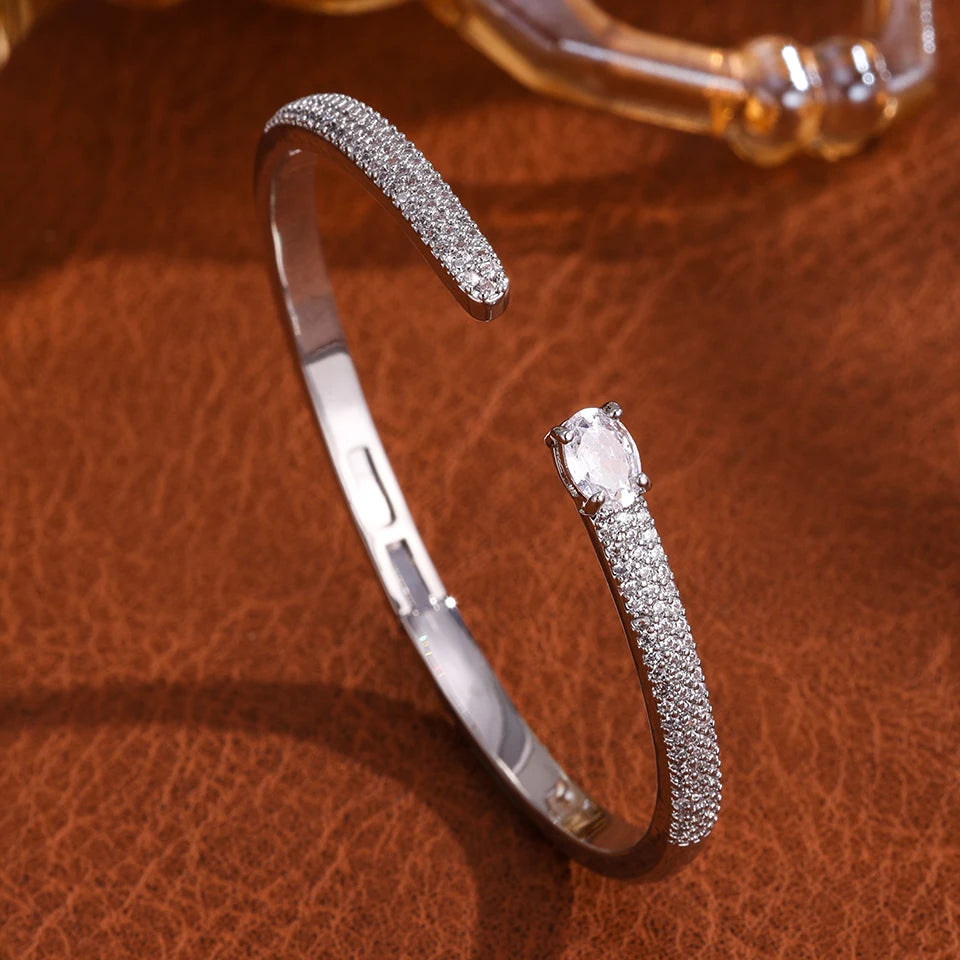 Braccialetti con polsino color oro con geometria di lusso per le donne Braccialetti con zirconi cubici alla moda INS Gioielli per feste quotidiane.