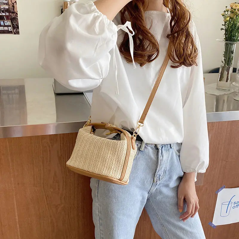 Yogodlns Borsa estiva piccola in paglia Borsa a tracolla alla moda Borsa a tracolla a secchiello intrecciata Borsa da spiaggia casual al mare Borsa con manico per ragazze