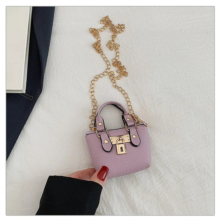 Borsa quadrata piccola da ragazza a tracolla per l'estate 2025, i nuovi bambini classici che portano una borsa a tracolla monospalla. portachiavi portafoglio