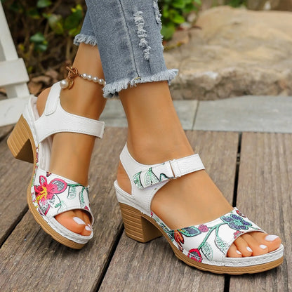 Sandali con plateau da donna 2024 estate sandali da spiaggia di nuova moda comodi sandali da esterno leggeri scarpe traspiranti per le donne