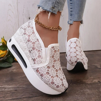 Scarpe da ginnastica con plateau ricamate alla moda per donna 2025 Scarpe sportive estive in mesh traspirante Scarpe casual slip on con suola spessa da donna