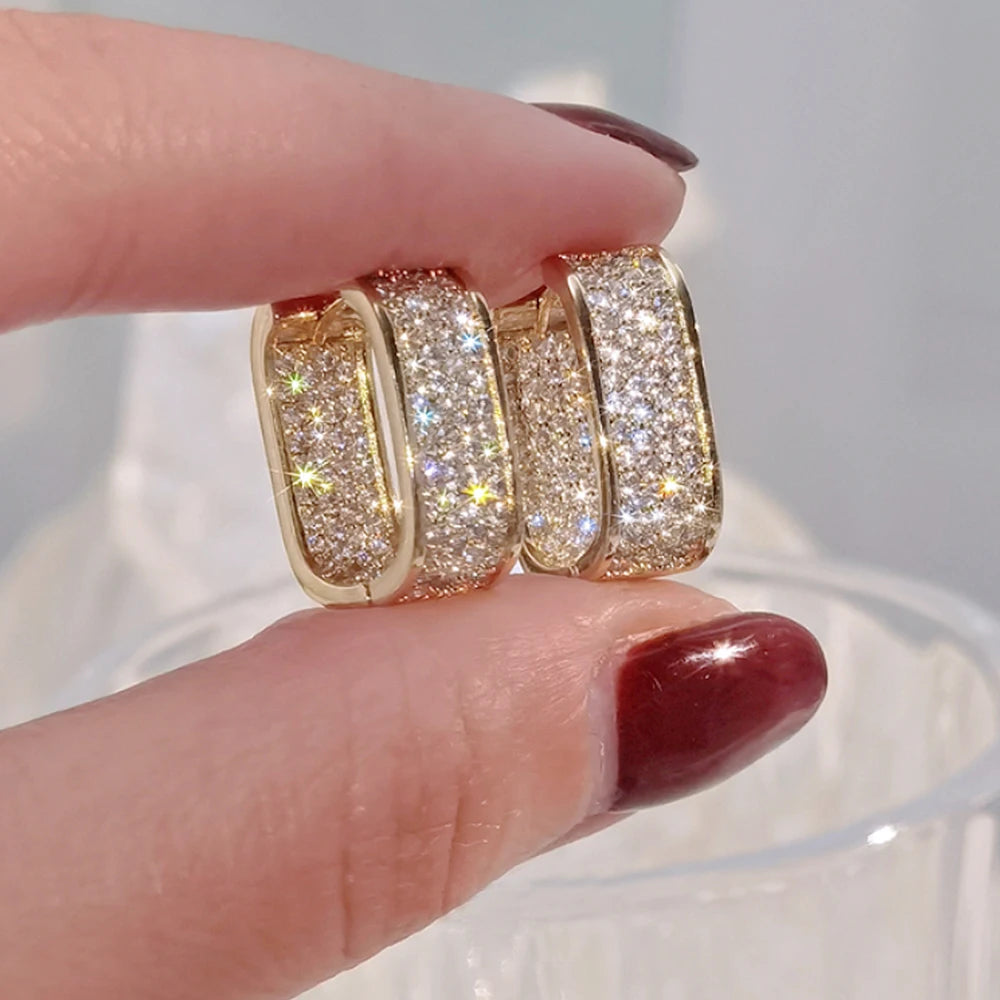 Huitan Orecchini a cerchio CZ pavimentati alla moda coreana per le donne Orecchini per ragazze semplici e versatili in metallo color argento/oro Gioielli caldi
