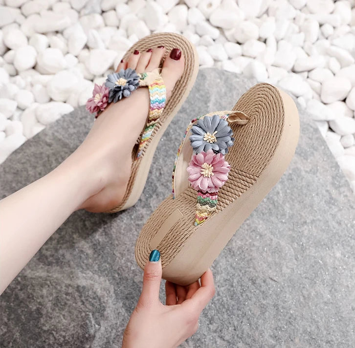 Estate nuovi sandali 2025 infradito pantofola da spiaggia con comode pantofole piatte carine alla moda per le donne piattaforma calda