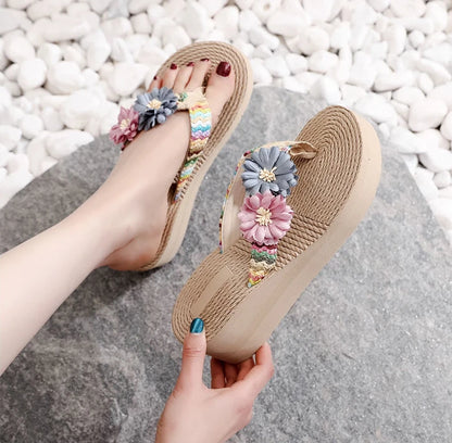 Estate nuovi sandali 2025 infradito pantofola da spiaggia con comode pantofole piatte carine alla moda per le donne piattaforma calda